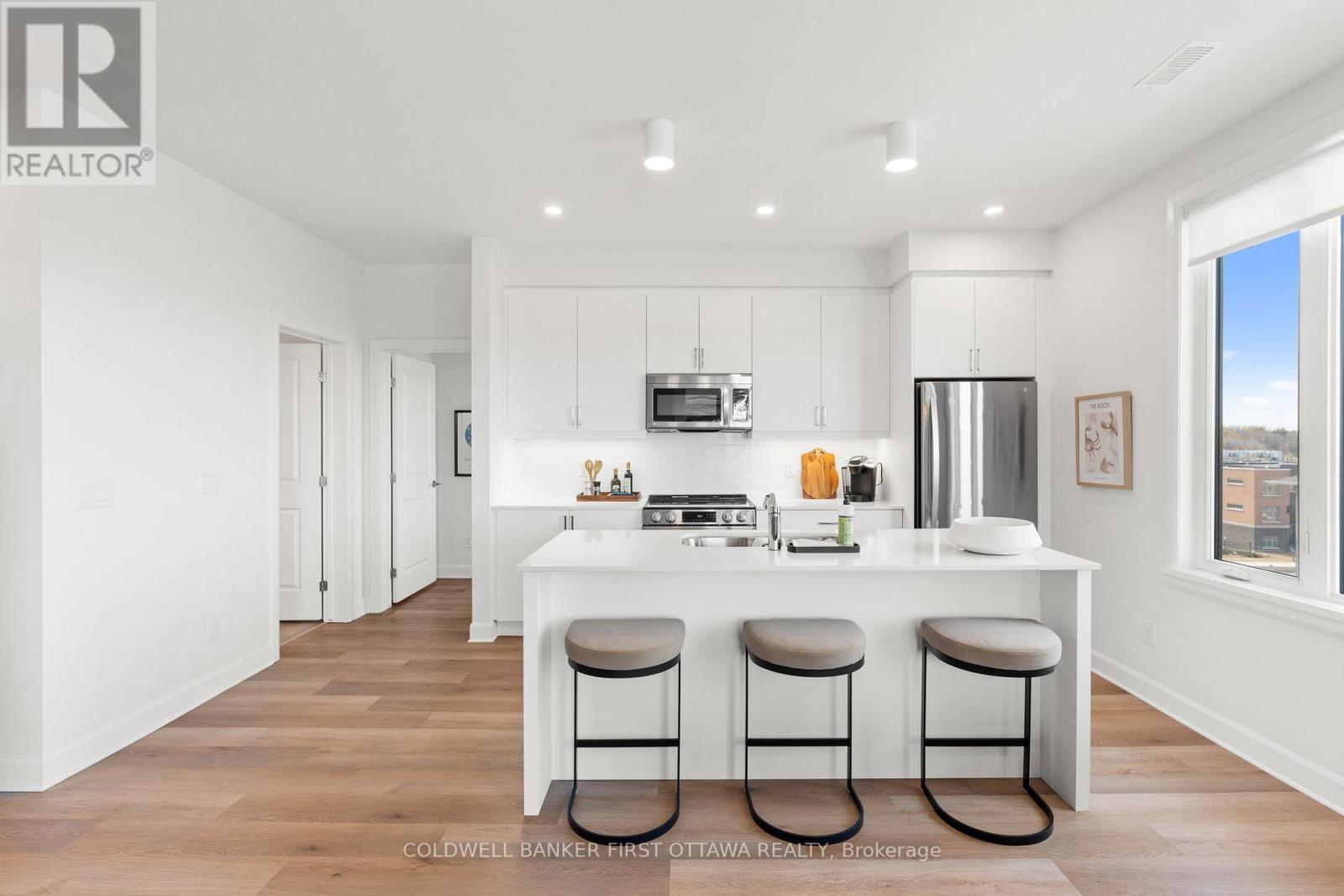 302 - 611 Wanaki Road, Ottawa, ON - Indoor Photo Showing Kitchen With Upgraded Kitchen