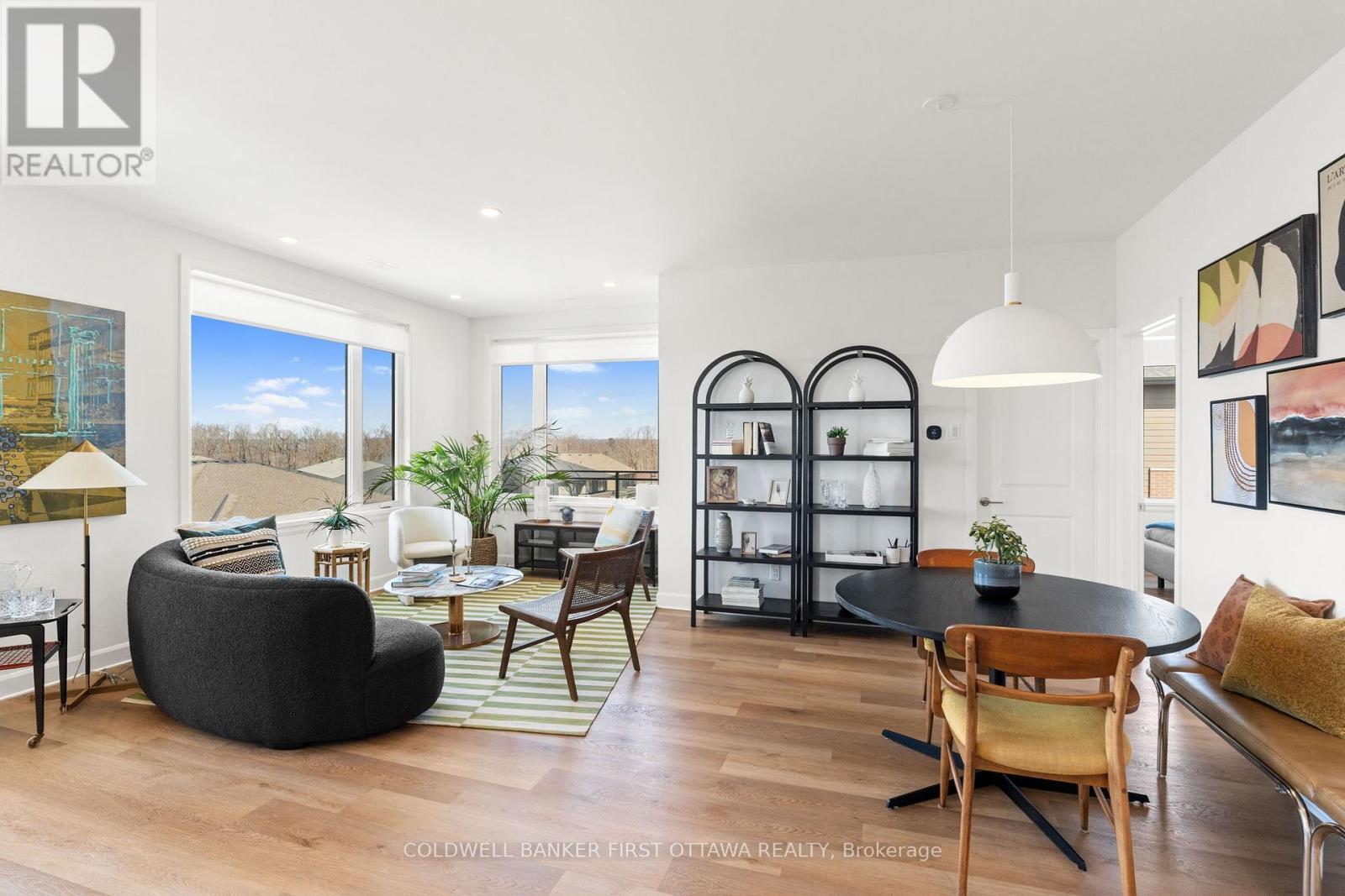 302 - 611 Wanaki Road, Ottawa, ON - Indoor Photo Showing Living Room