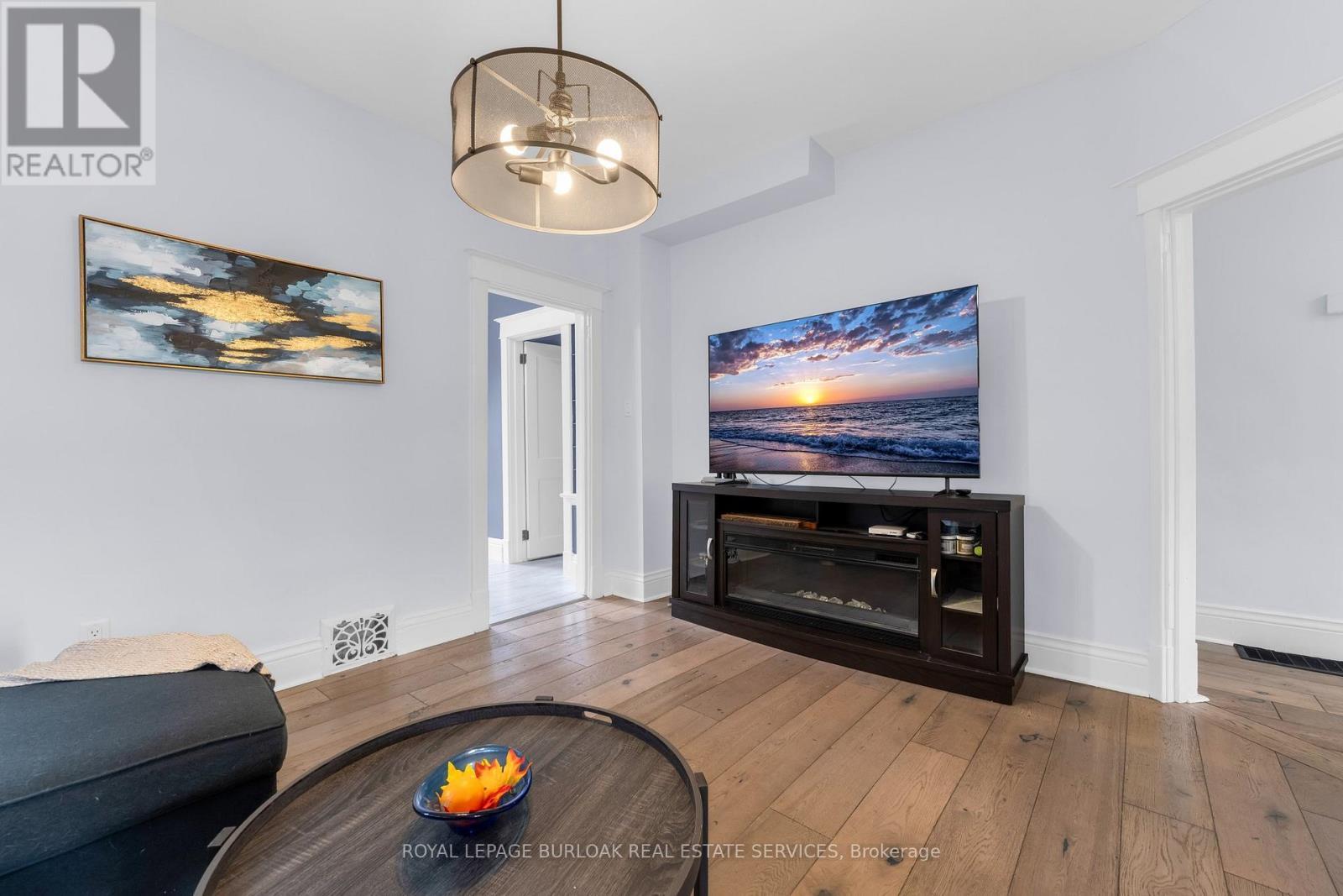 163 Leinster Avenue N, Hamilton, ON - Indoor Photo Showing Living Room