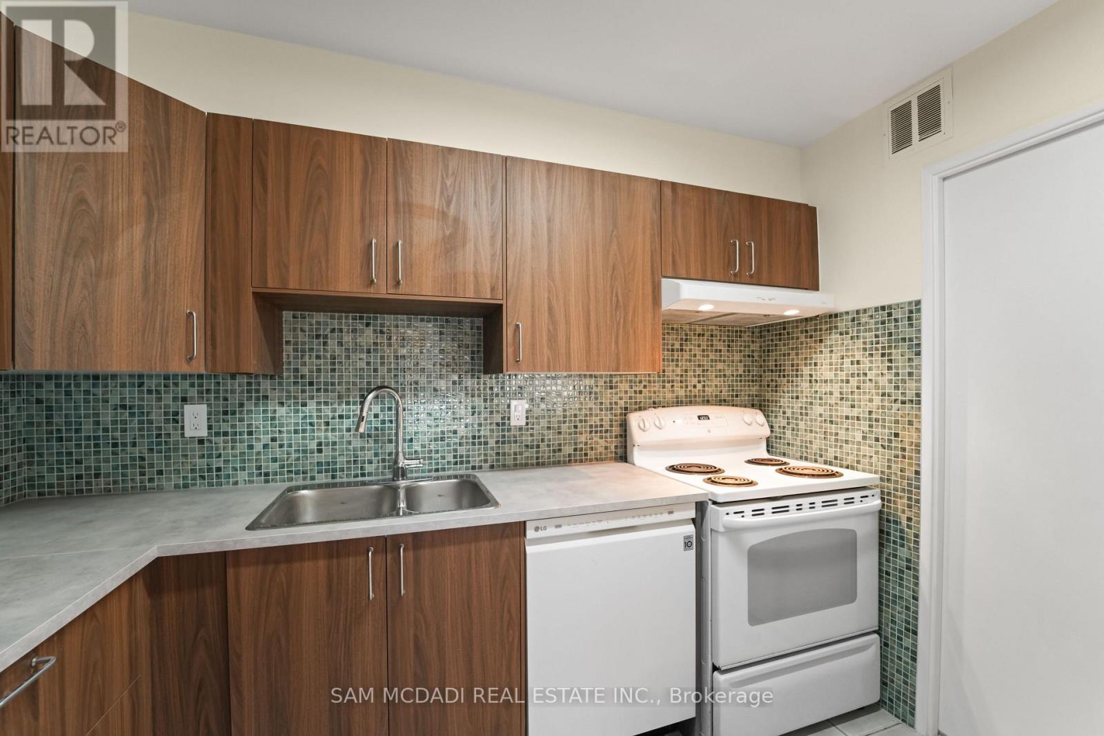 1706 - 50 Elm Drive E, Mississauga, ON - Indoor Photo Showing Kitchen