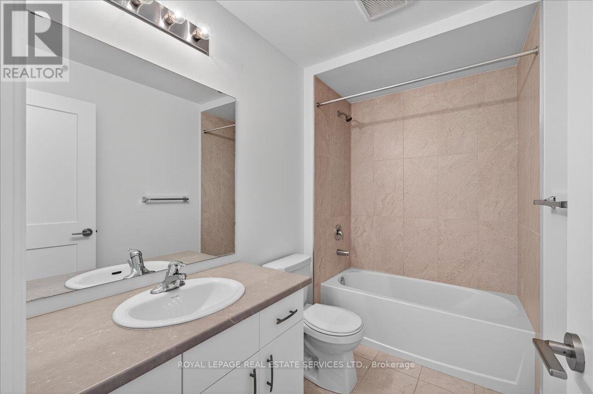 43 Kenesky Drive, Hamilton, ON - Indoor Photo Showing Bathroom