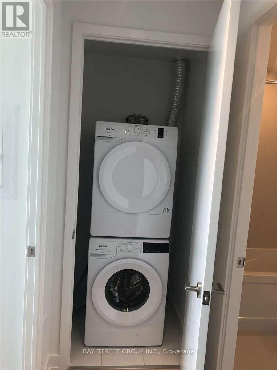 1810 - 15 Queens Quay E, Toronto, ON - Indoor Photo Showing Laundry Room