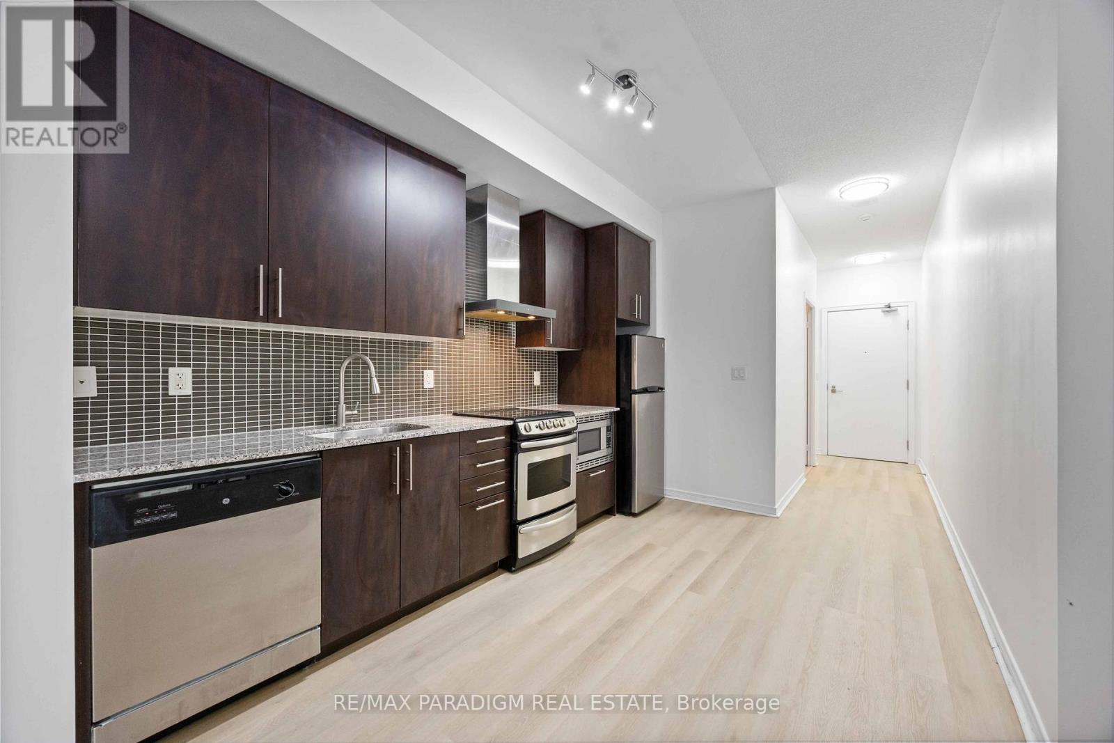 1211 - 352 Front Street W, Toronto, ON - Indoor Photo Showing Kitchen With Upgraded Kitchen