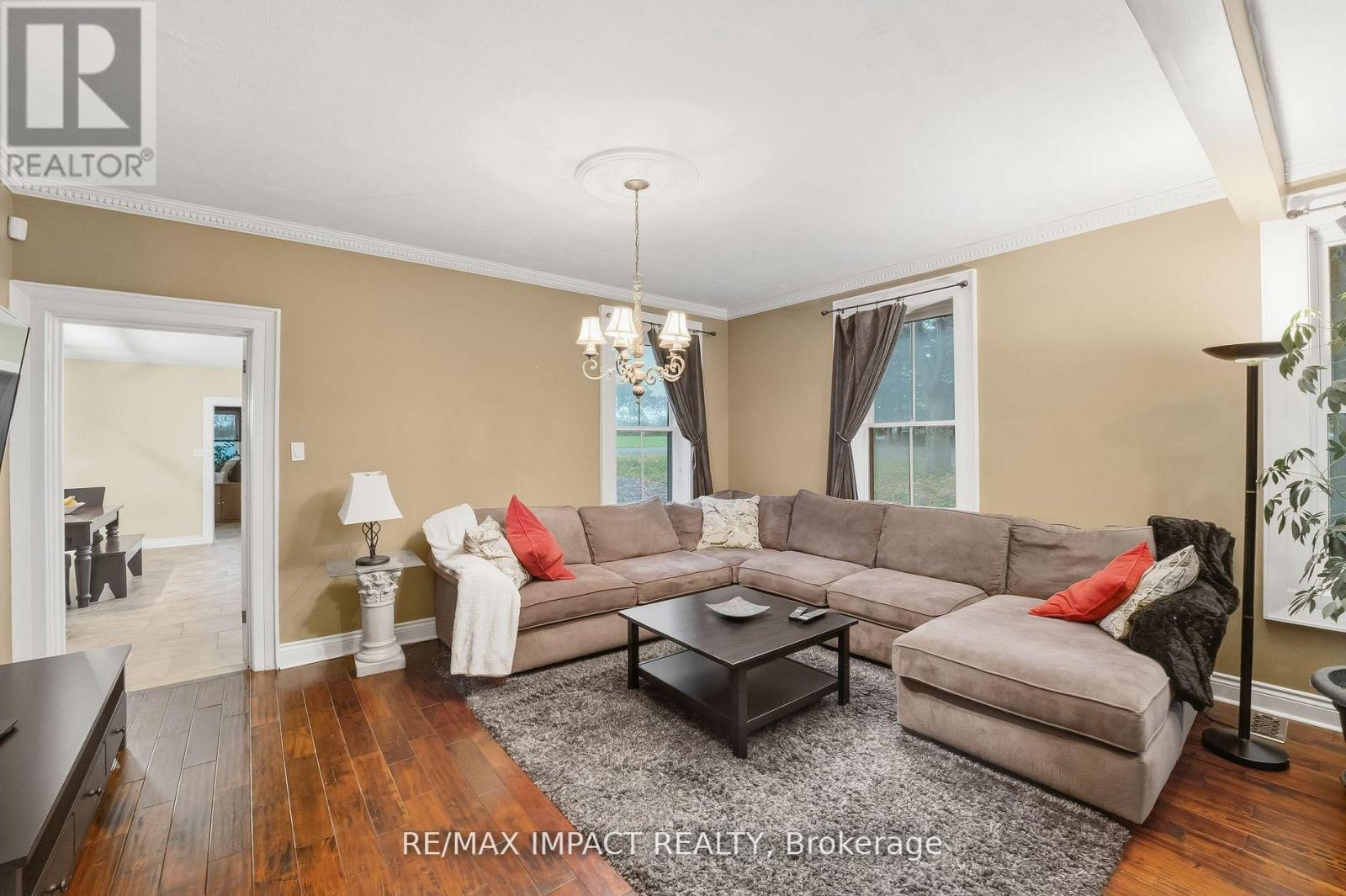 5051 Old Scugog Road, Clarington, ON - Indoor Photo Showing Living Room