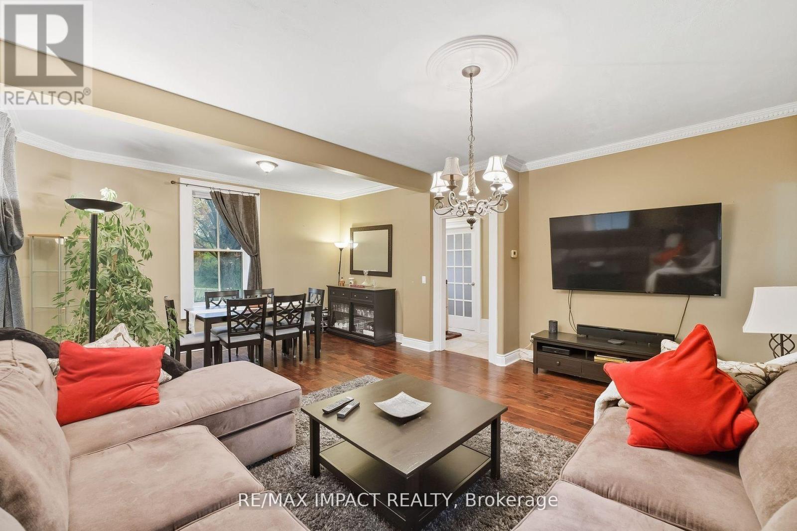 5051 Old Scugog Road, Clarington, ON - Indoor Photo Showing Living Room