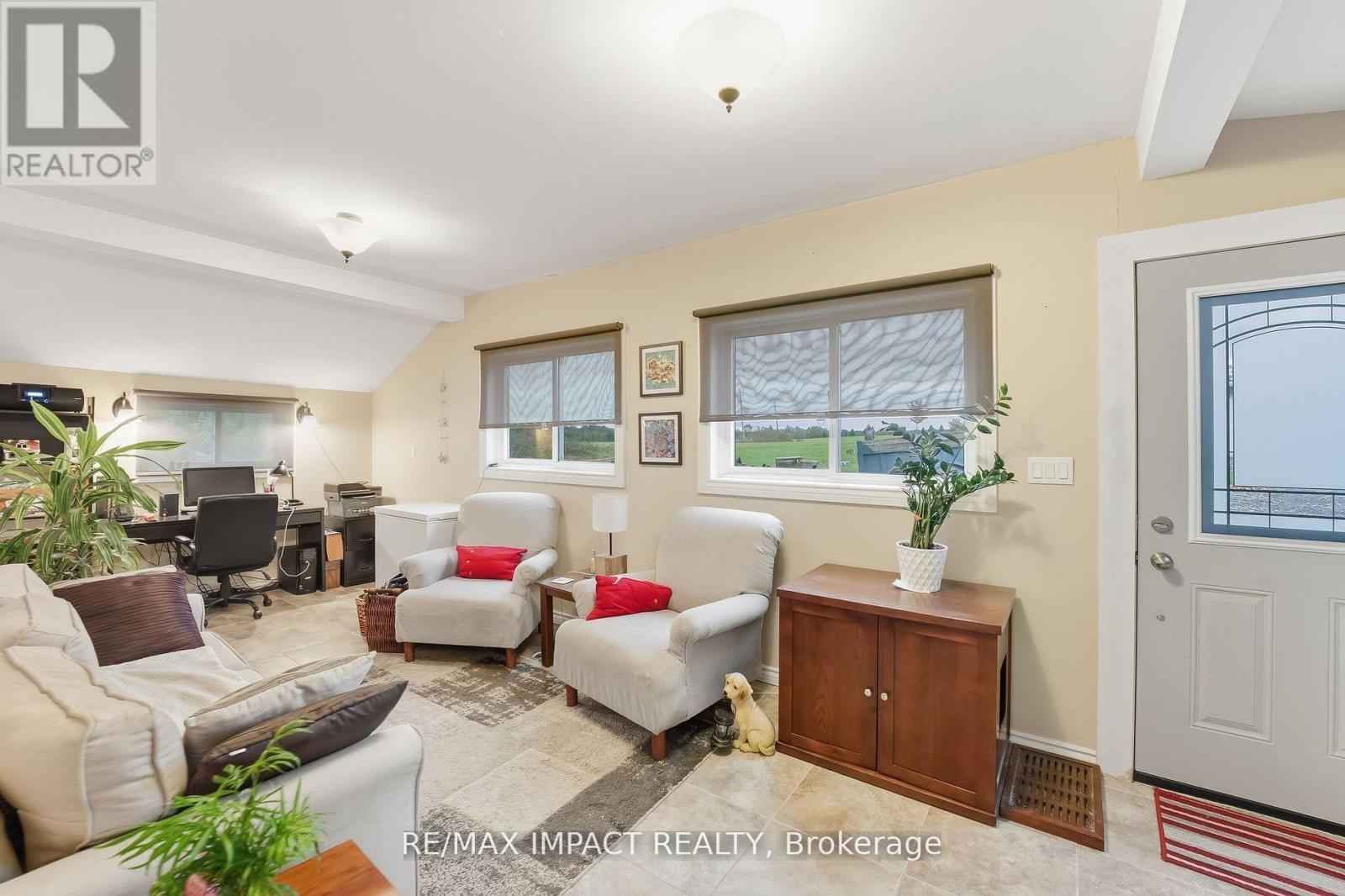 5051 Old Scugog Road, Clarington, ON - Indoor Photo Showing Living Room