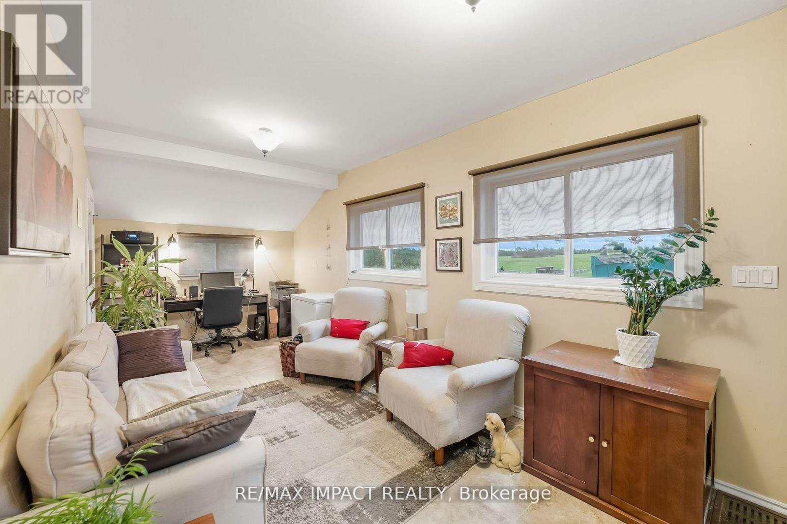 5051 Old Scugog Road, Clarington, ON - Indoor Photo Showing Living Room