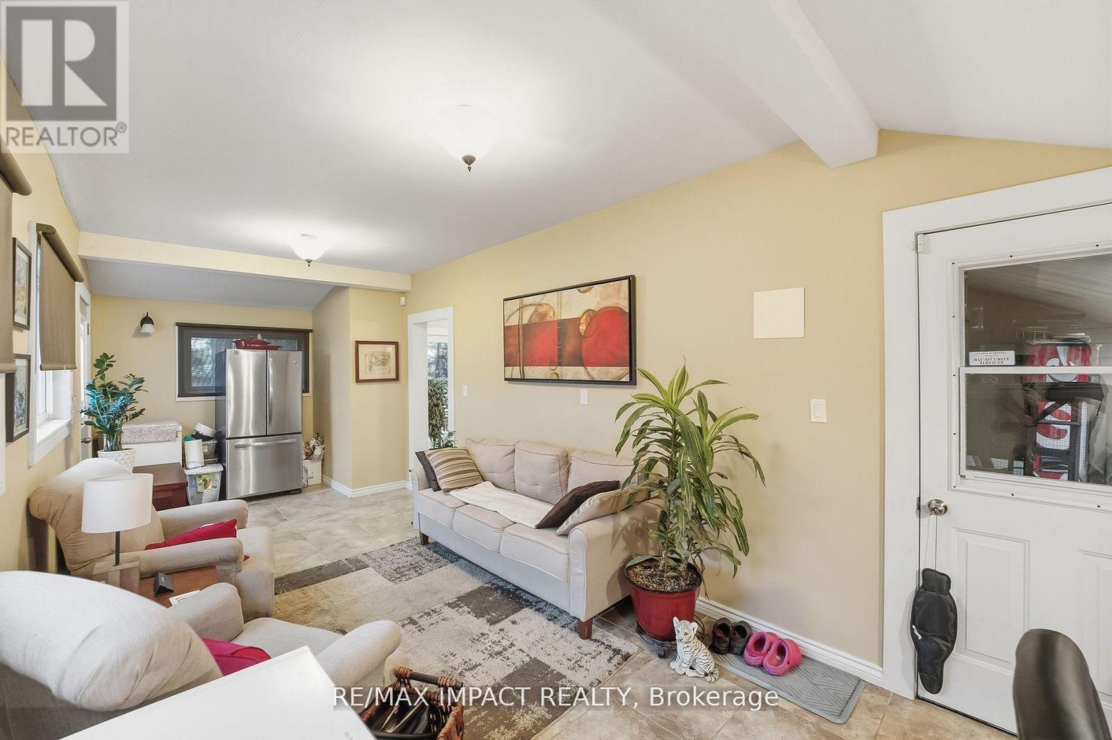 5051 Old Scugog Road, Clarington, ON - Indoor Photo Showing Living Room