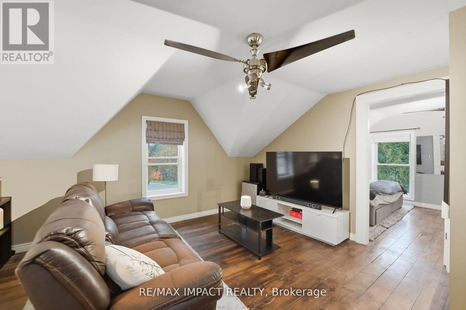 5051 Old Scugog Road, Clarington, ON - Indoor Photo Showing Living Room