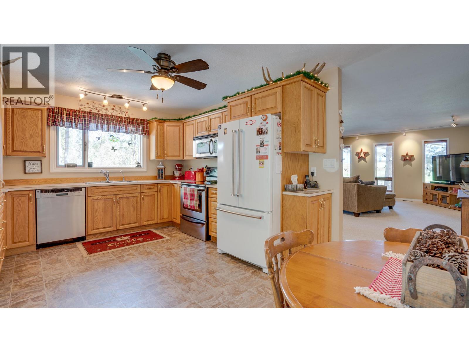 4851 Lansdowne Road, Spallumcheen, BC - Indoor Photo Showing Kitchen