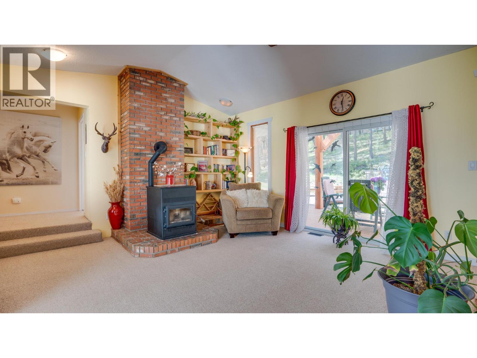 4851 Lansdowne Road, Spallumcheen, BC - Indoor With Fireplace