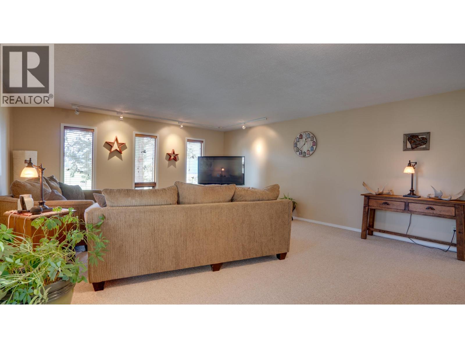 4851 Lansdowne Road, Spallumcheen, BC - Indoor Photo Showing Living Room