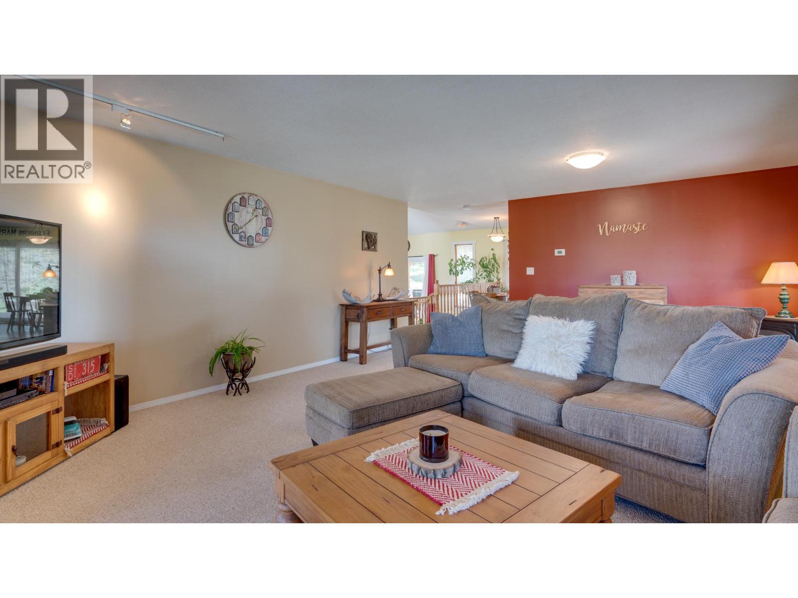 4851 Lansdowne Road, Spallumcheen, BC - Indoor Photo Showing Living Room