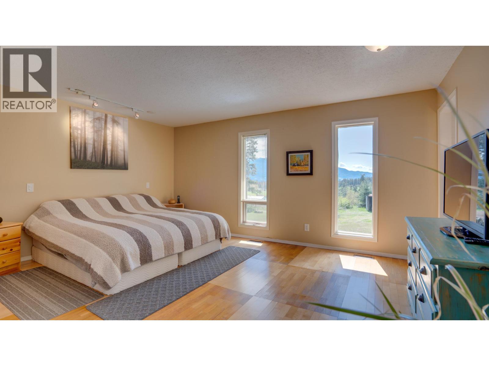 4851 Lansdowne Road, Spallumcheen, BC - Indoor Photo Showing Bedroom