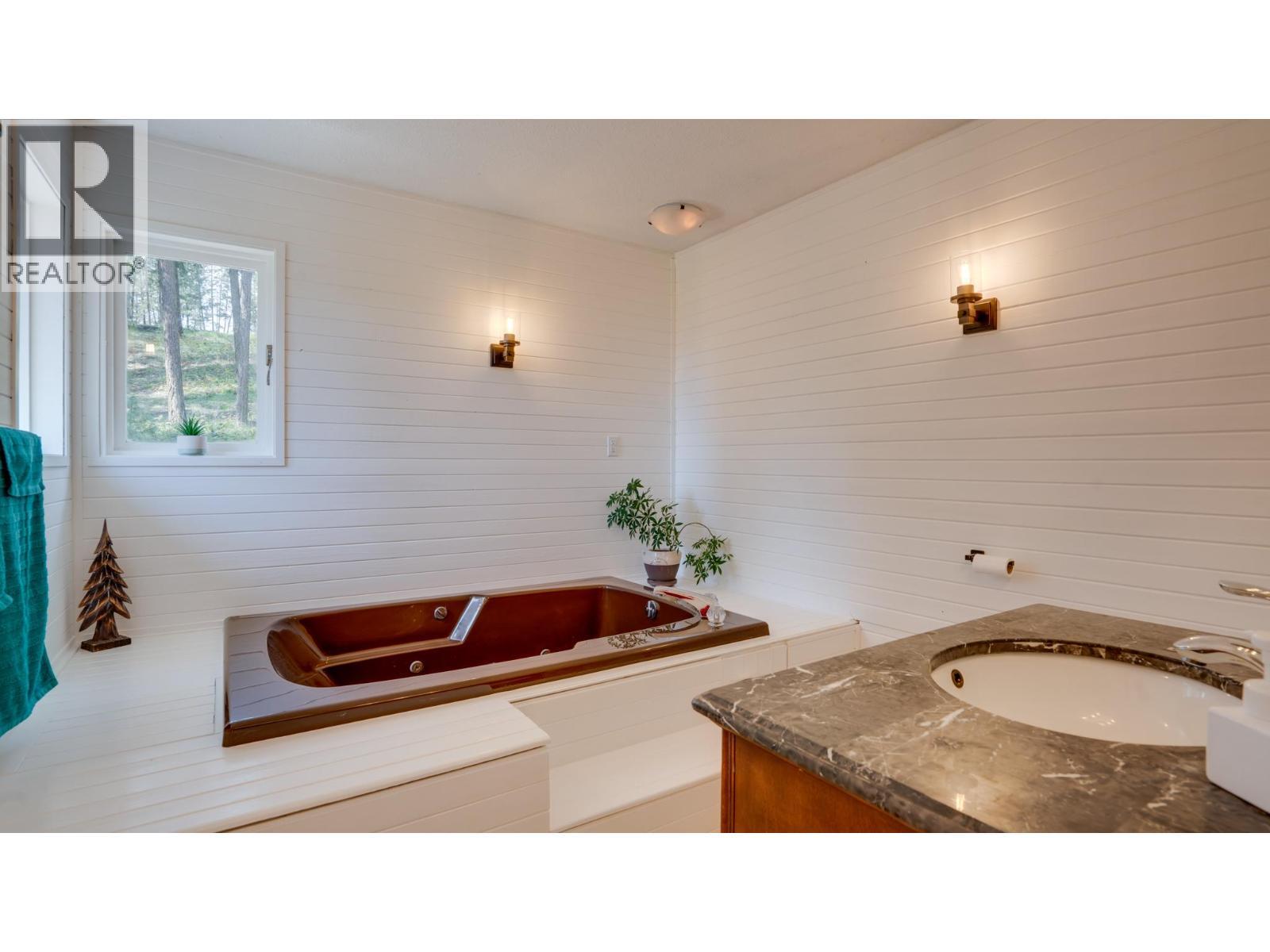 4851 Lansdowne Road, Spallumcheen, BC - Indoor Photo Showing Bathroom