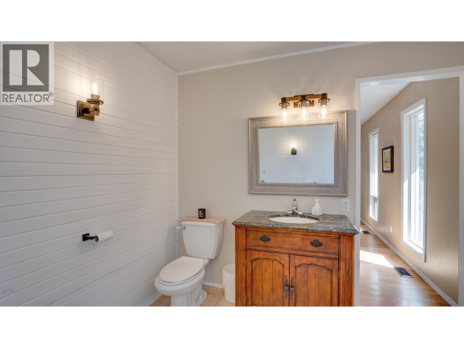 4851 Lansdowne Road, Spallumcheen, BC - Indoor Photo Showing Bathroom
