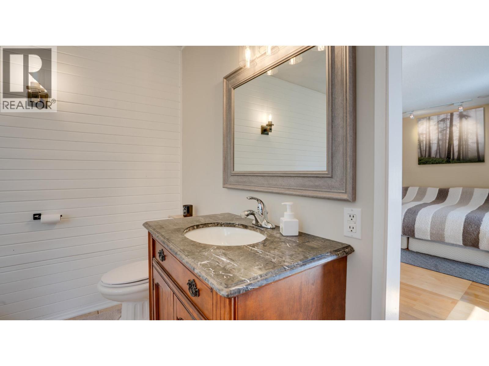 4851 Lansdowne Road, Spallumcheen, BC - Indoor Photo Showing Bathroom