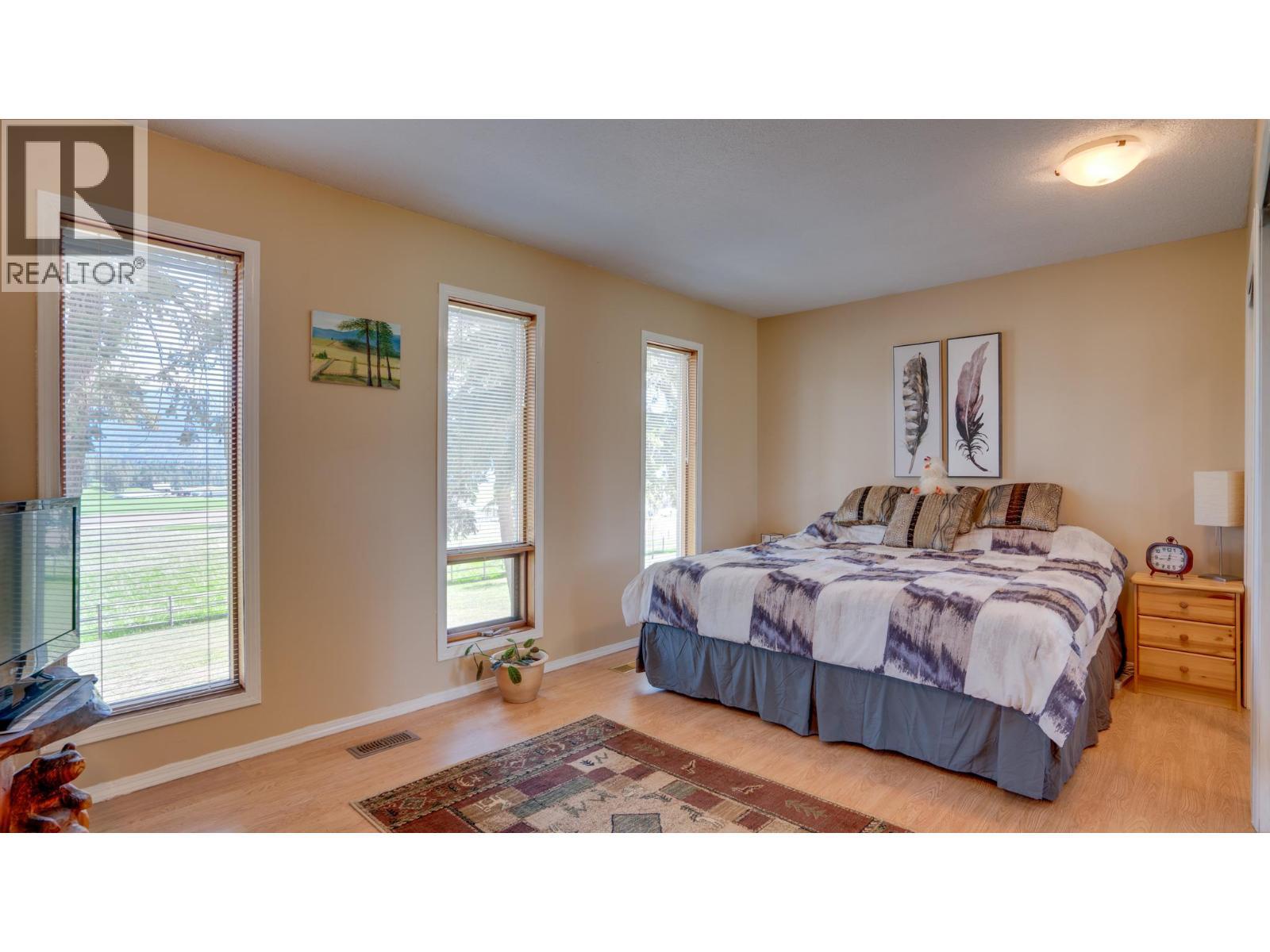 4851 Lansdowne Road, Spallumcheen, BC - Indoor Photo Showing Bedroom