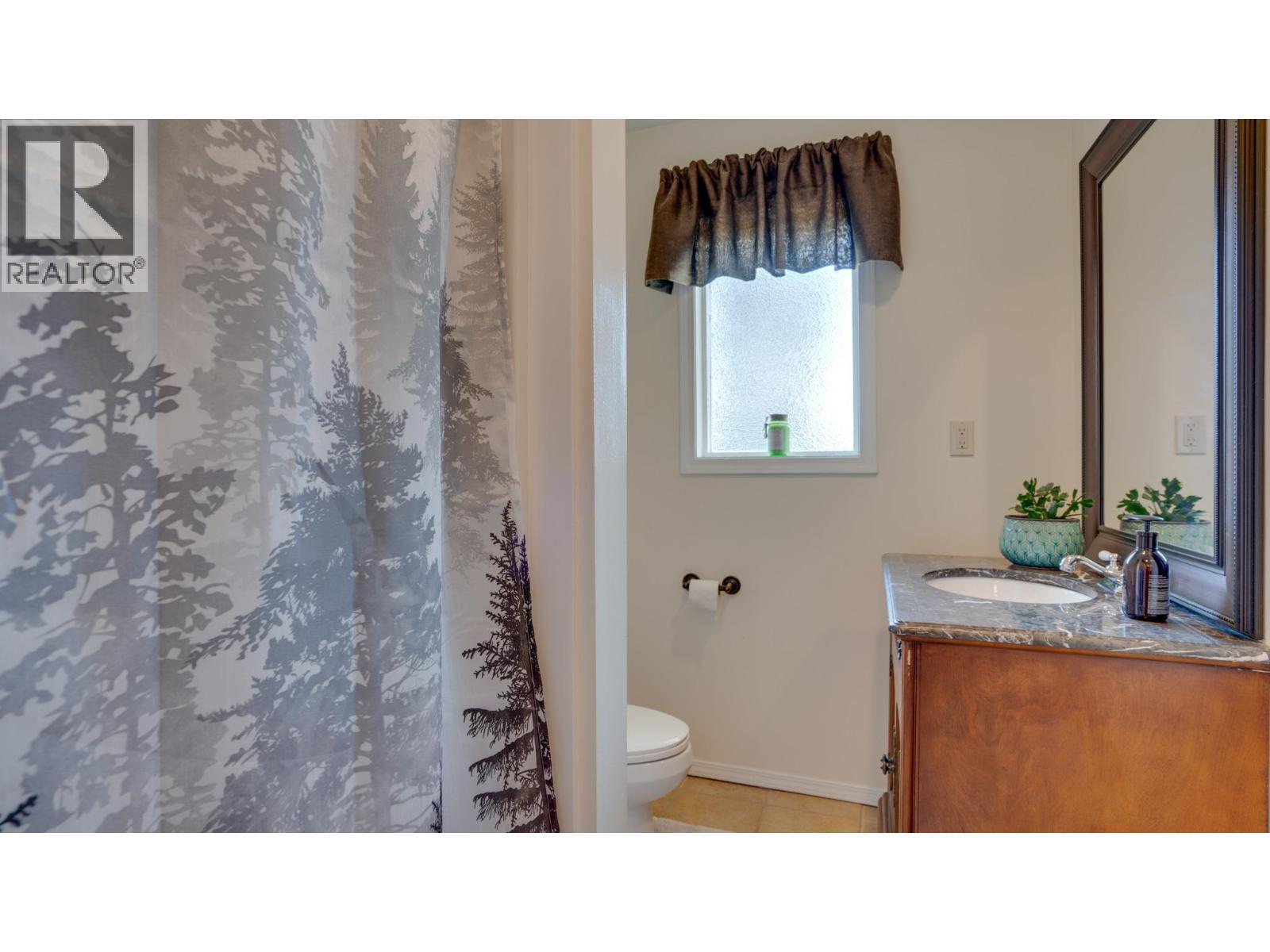 4851 Lansdowne Road, Spallumcheen, BC - Indoor Photo Showing Bathroom