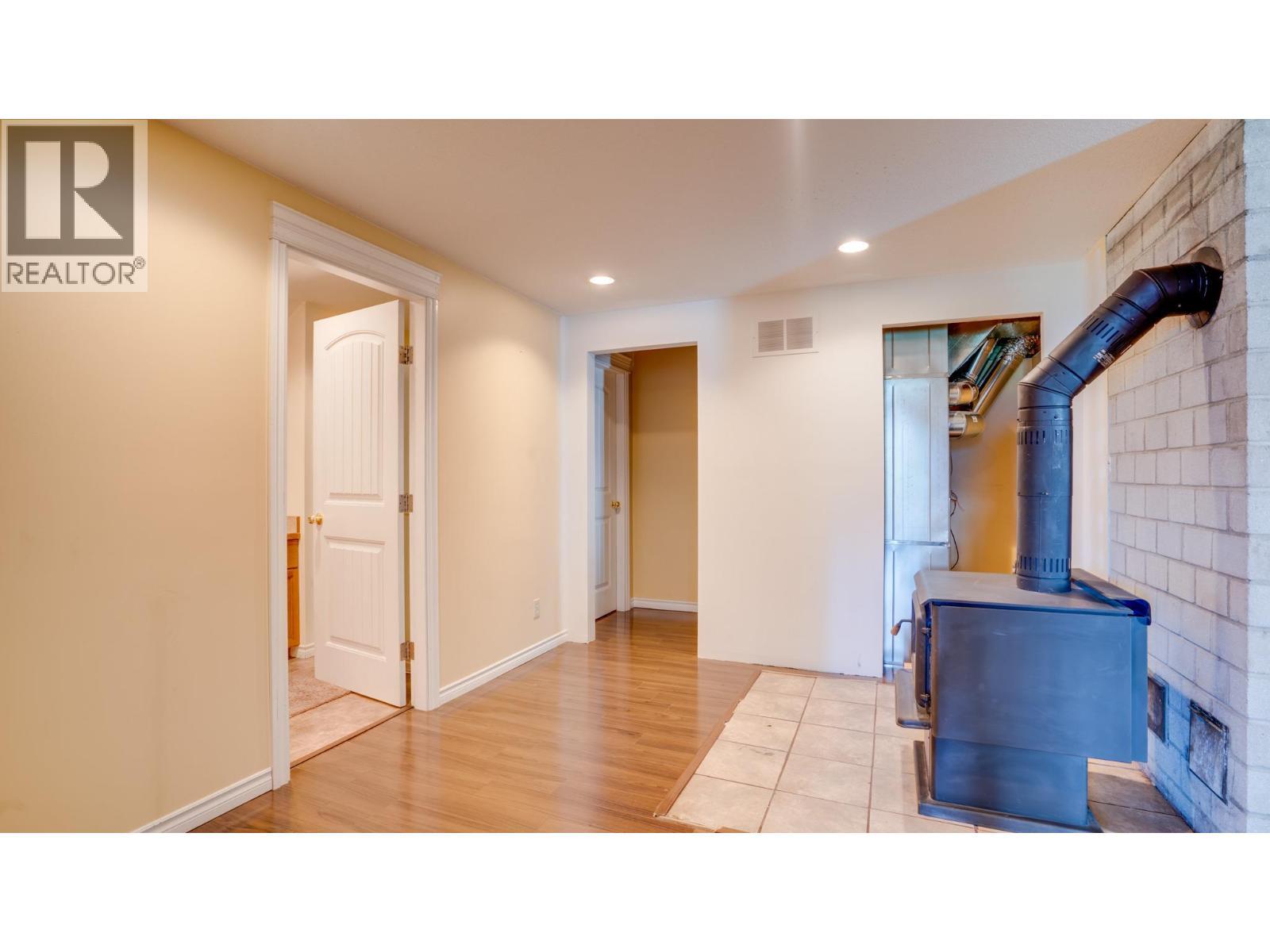 4851 Lansdowne Road, Spallumcheen, BC - Indoor Photo Showing Other Room