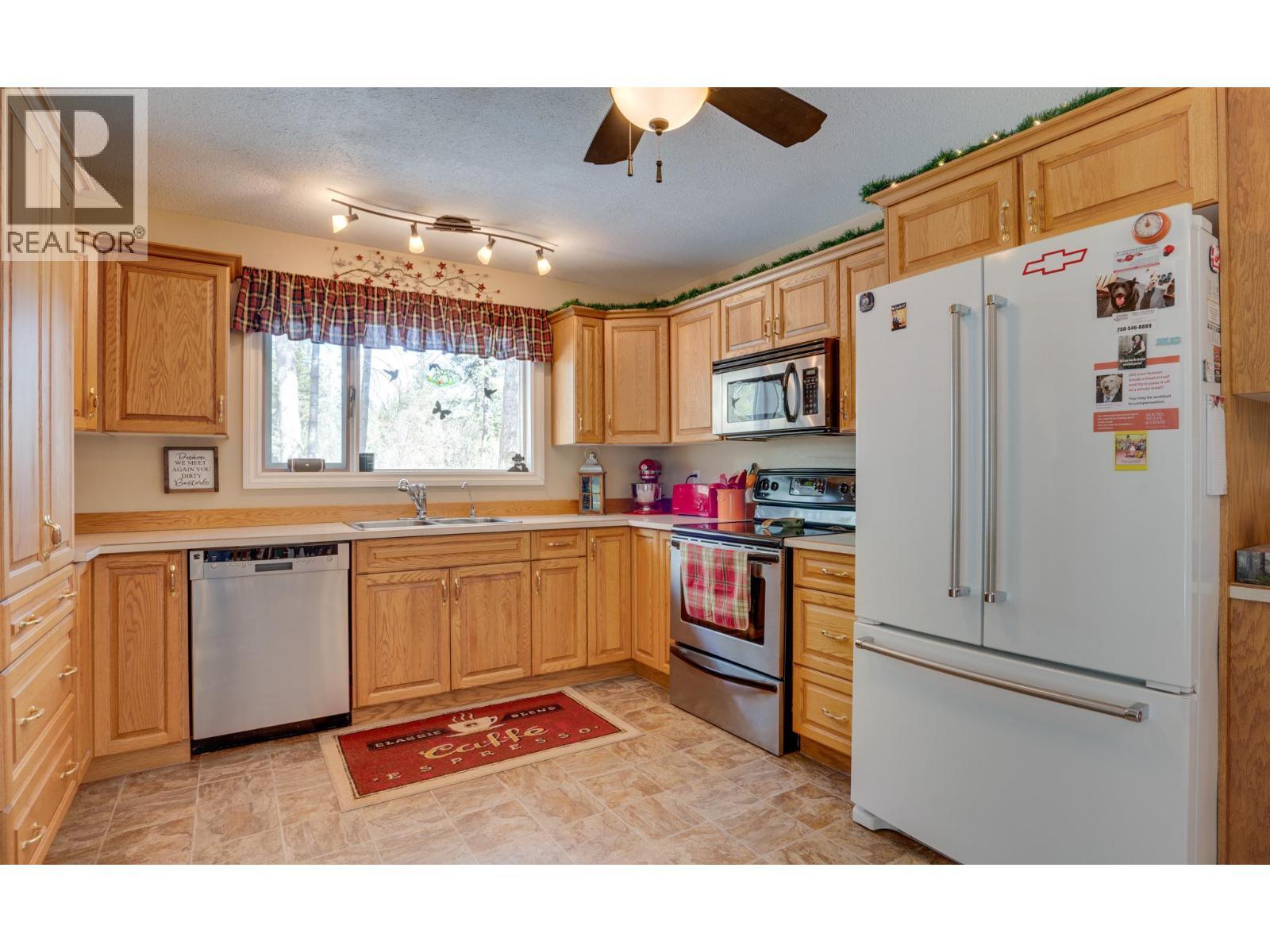 4851 Lansdowne Road, Spallumcheen, BC - Indoor Photo Showing Kitchen With Double Sink