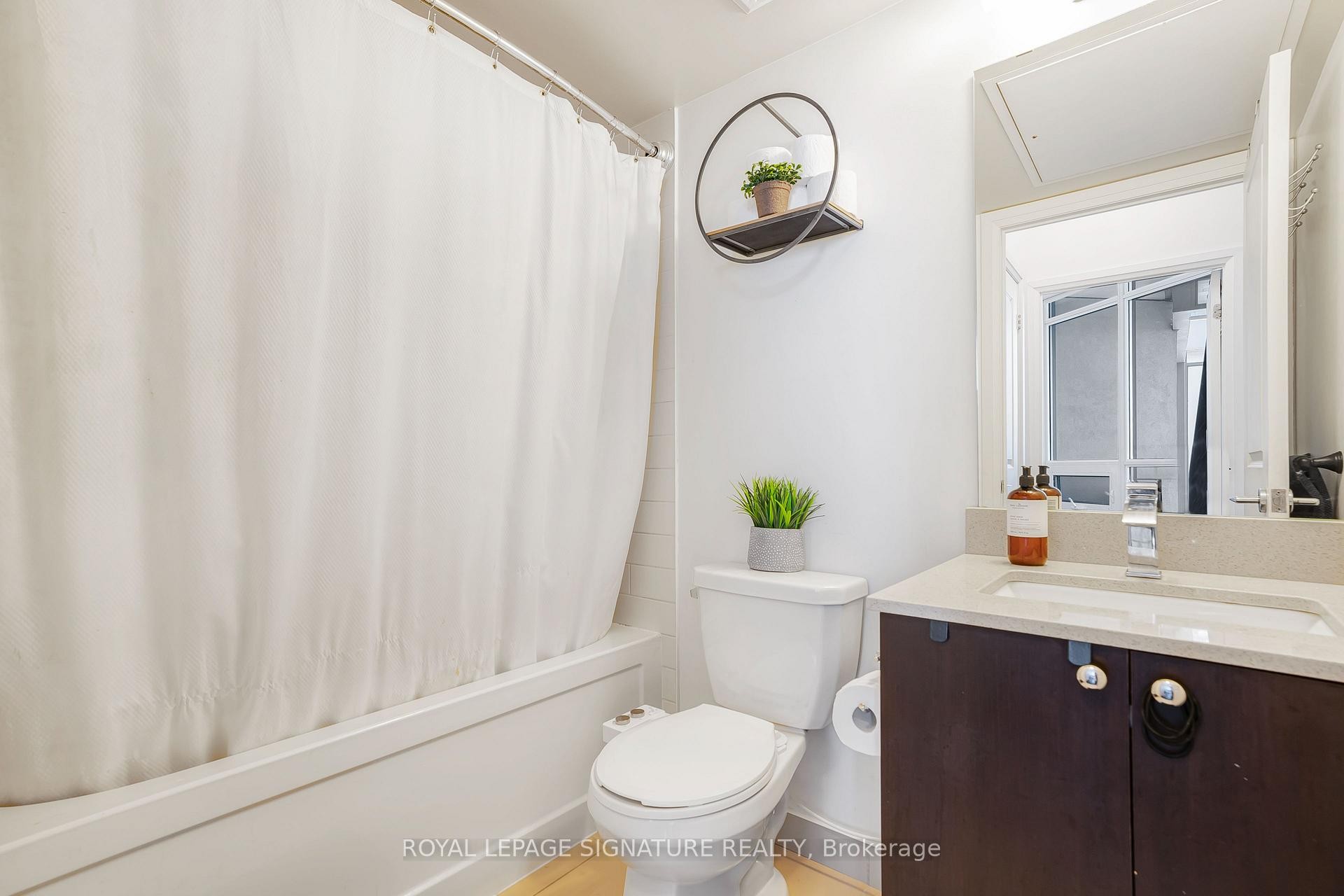 527-1185 The Queensway N/A, Toronto, ON - Indoor Photo Showing Bathroom