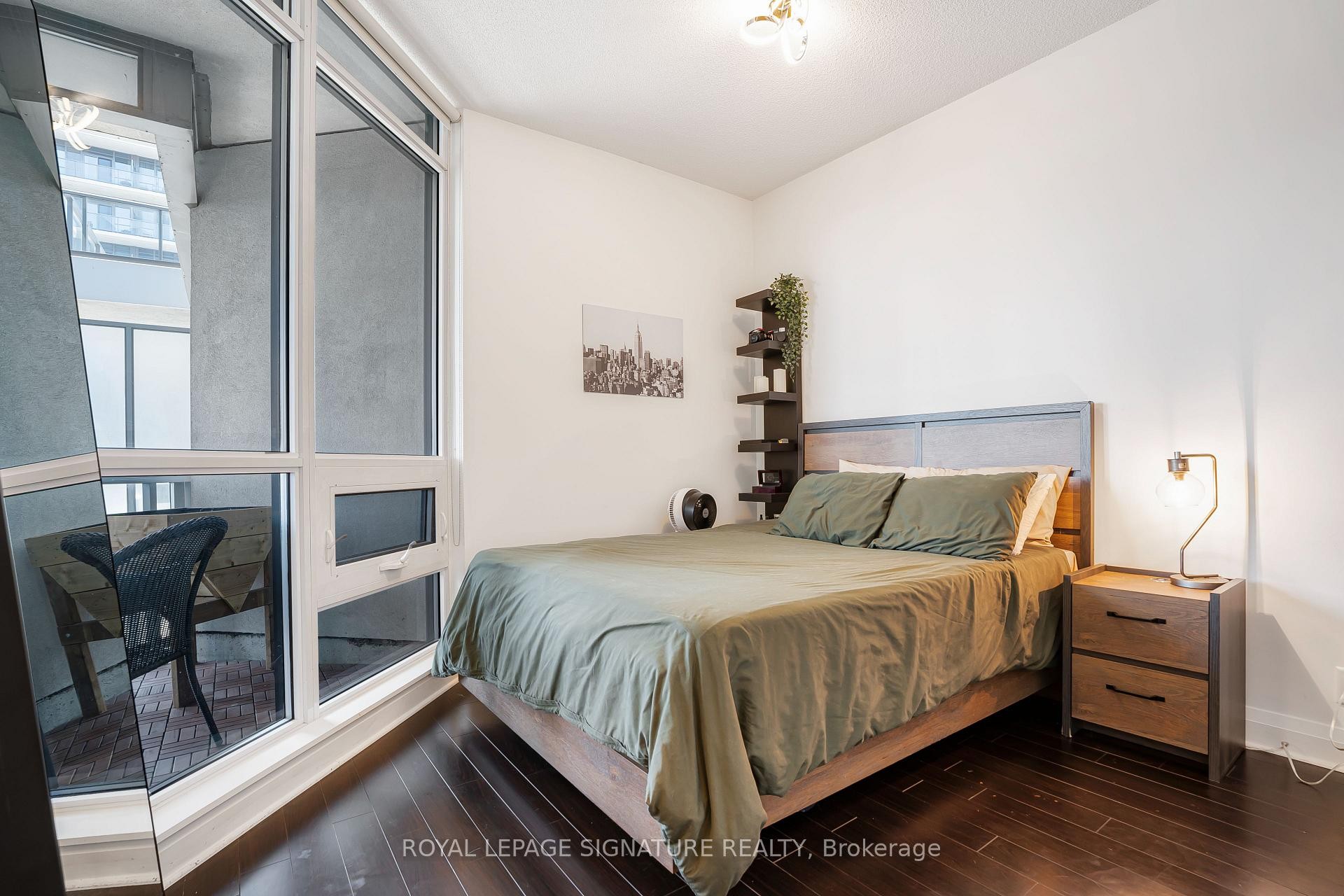 527-1185 The Queensway N/A, Toronto, ON - Indoor Photo Showing Bedroom