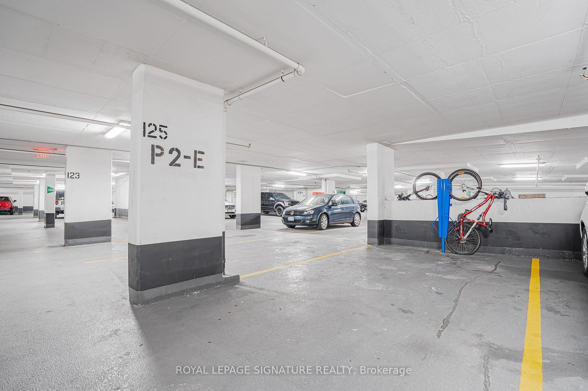 527-1185 The Queensway N/A, Toronto, ON - Indoor Photo Showing Garage