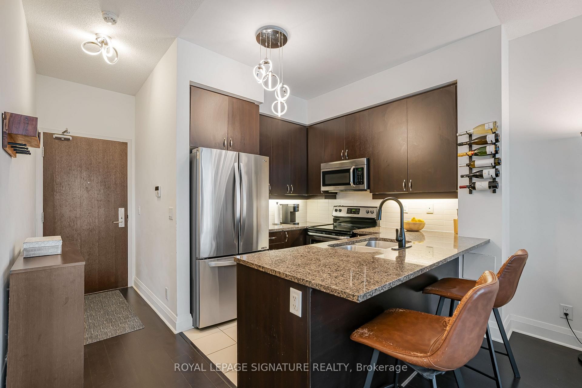 527-1185 The Queensway N/A, Toronto, ON - Indoor Photo Showing Kitchen With Upgraded Kitchen