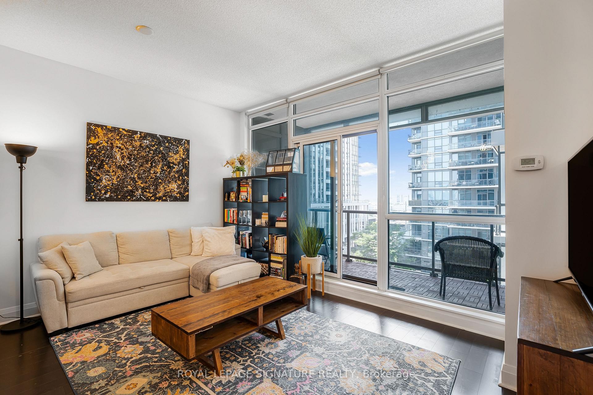 527-1185 The Queensway N/A, Toronto, ON - Indoor Photo Showing Living Room