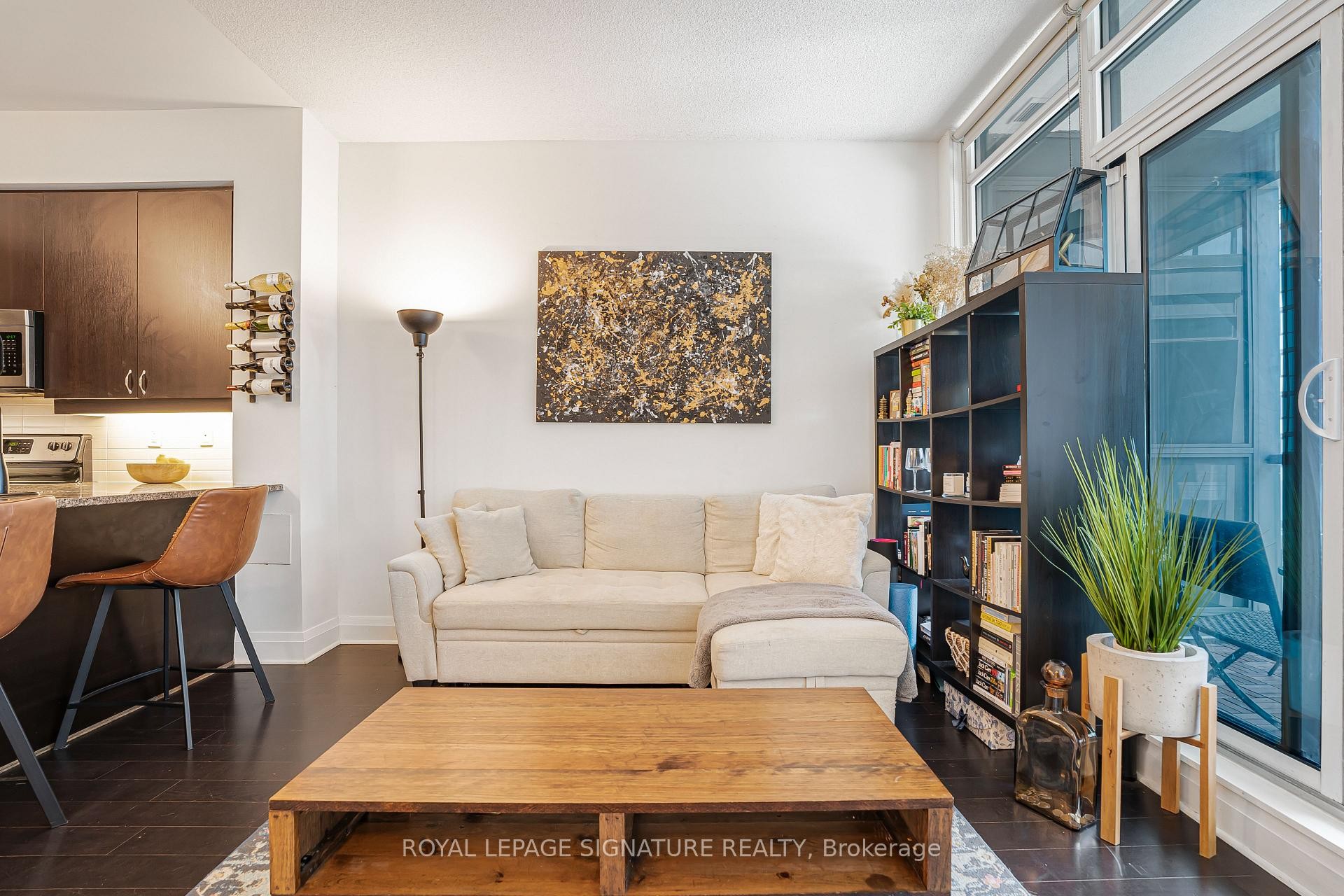 527-1185 The Queensway N/A, Toronto, ON - Indoor Photo Showing Living Room