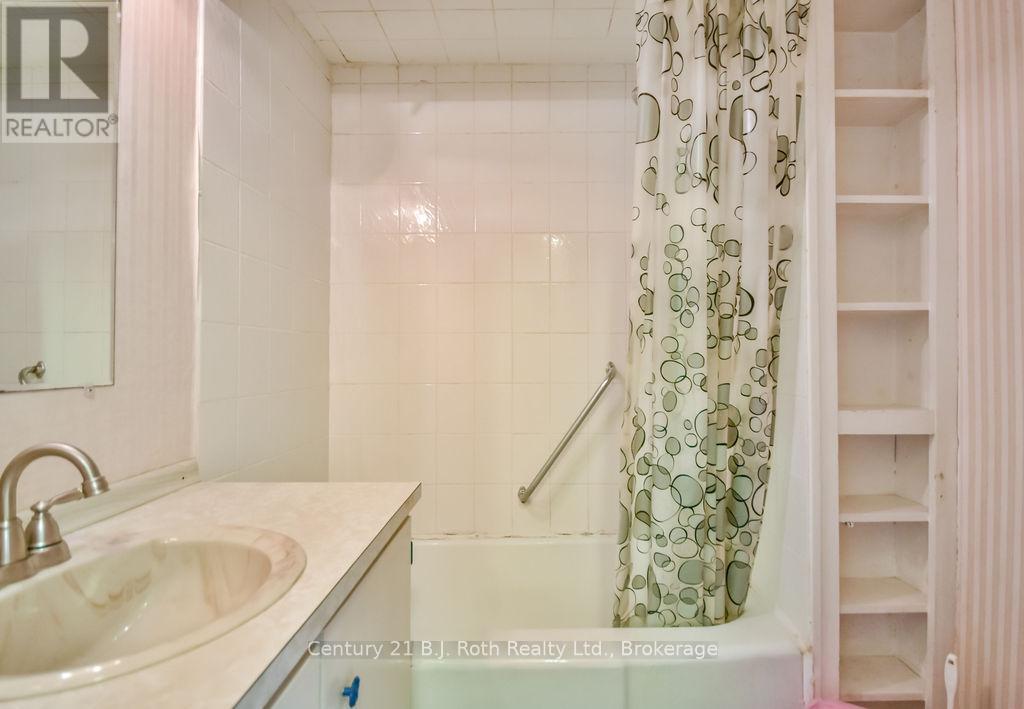 377 Barrie Road, Orillia, ON - Indoor Photo Showing Bathroom