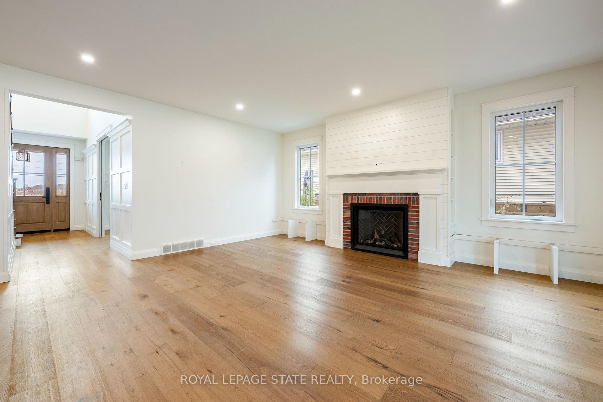 3922 Twenty Third Street, Lincoln, ON - Indoor Photo Showing Living Room With Fireplace