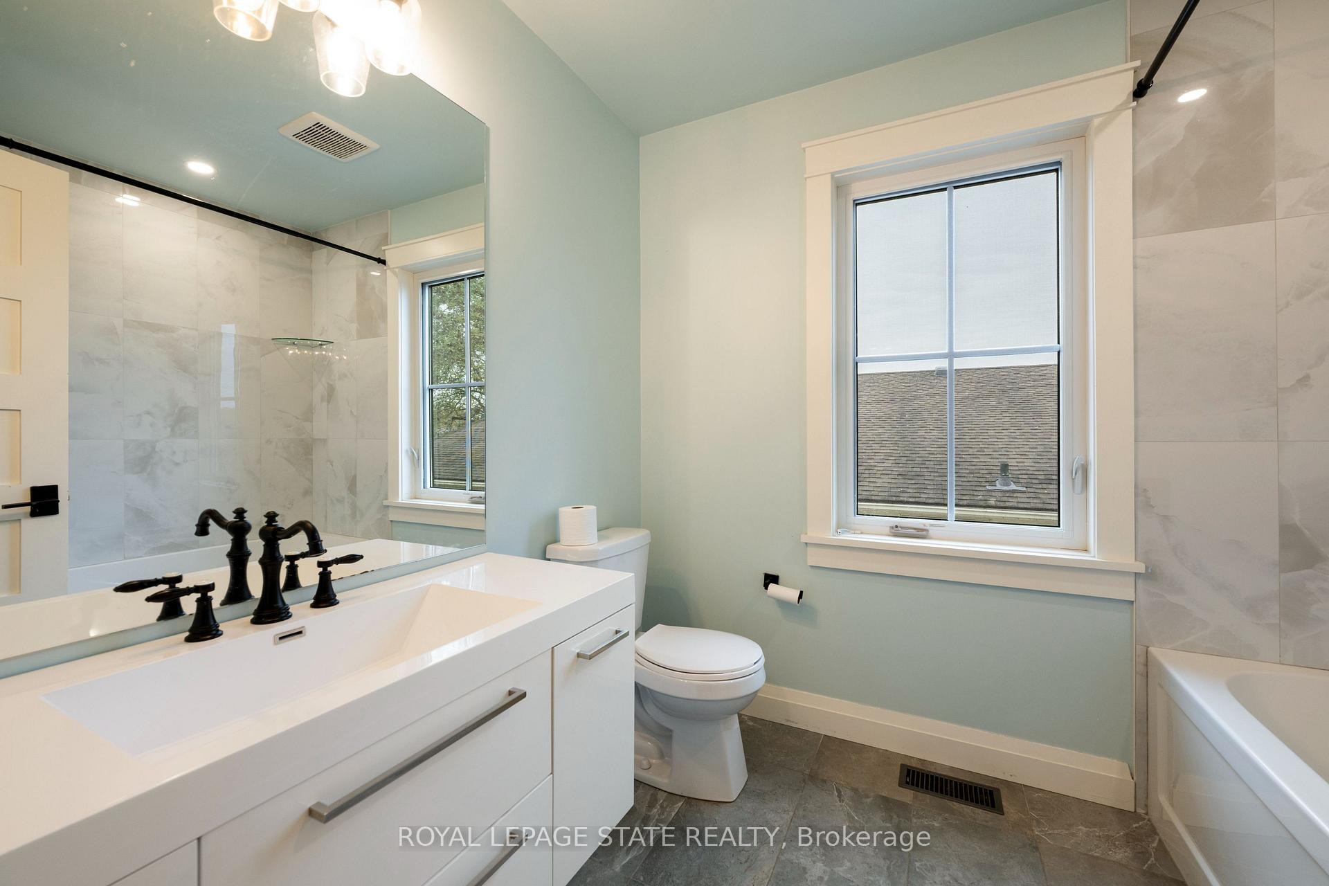 3922 Twenty Third Street, Lincoln, ON - Indoor Photo Showing Bathroom