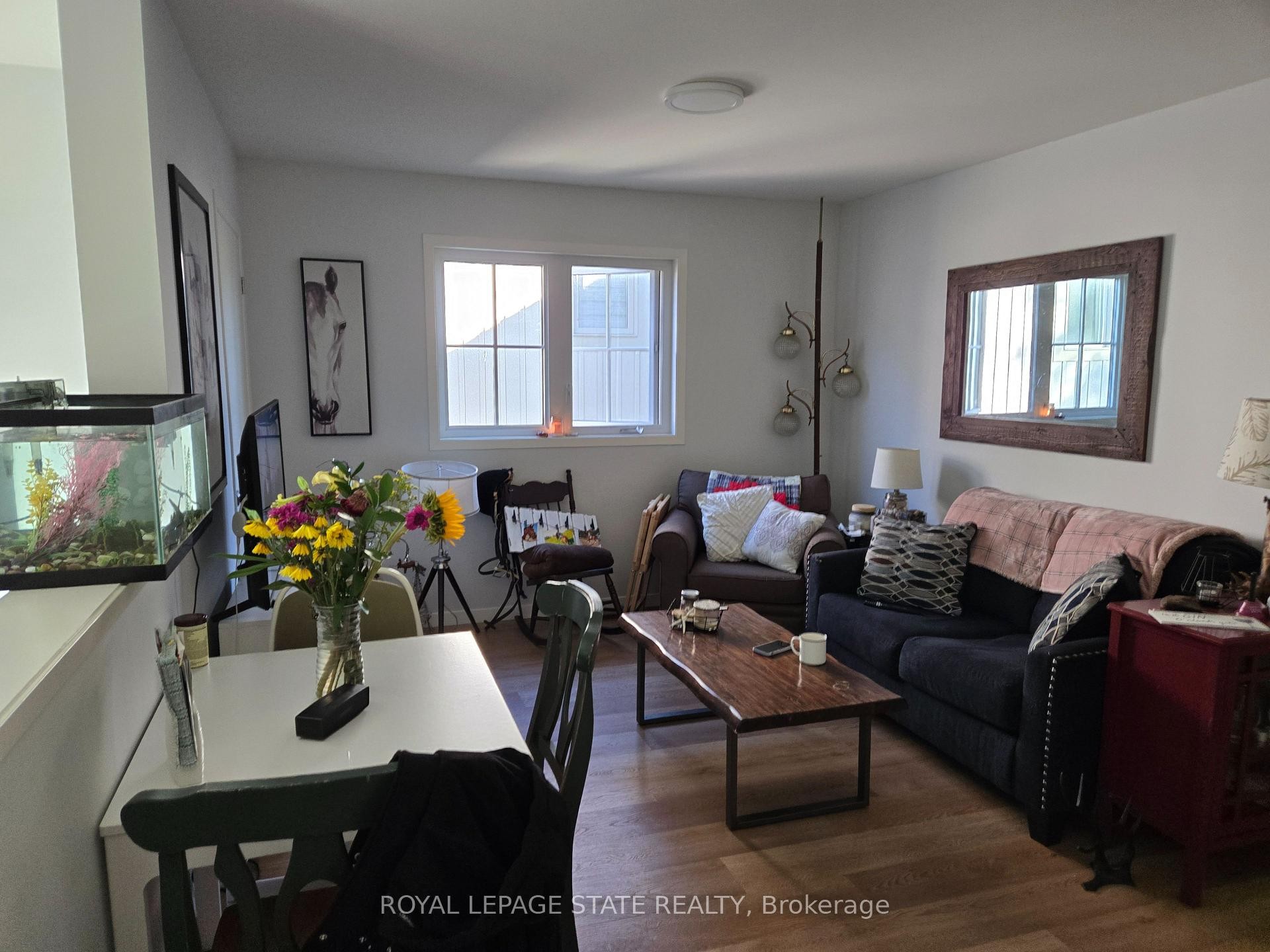 3922 Twenty Third Street, Lincoln, ON - Indoor Photo Showing Living Room