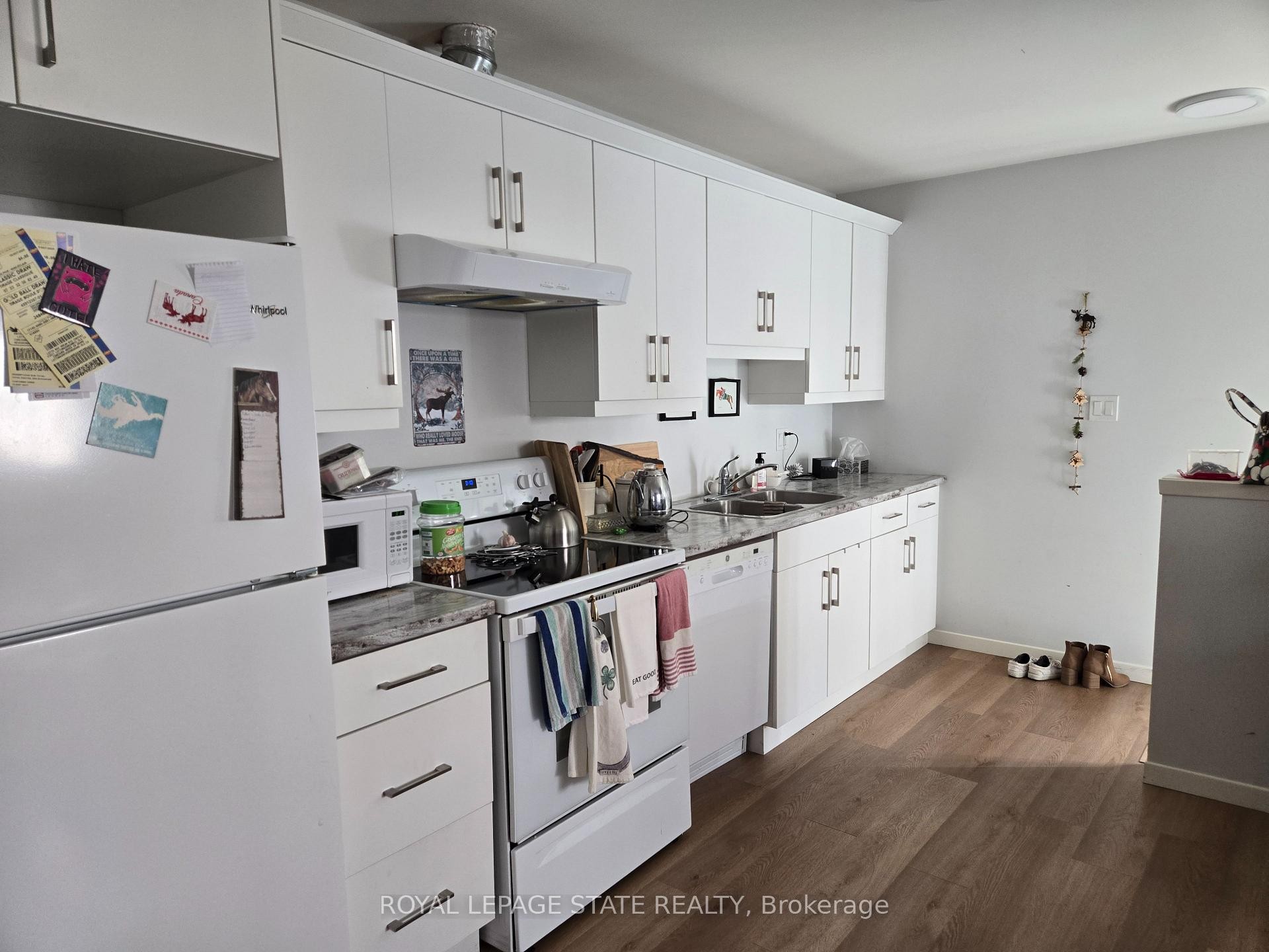 3922 Twenty Third Street, Lincoln, ON - Indoor Photo Showing Kitchen With Double Sink
