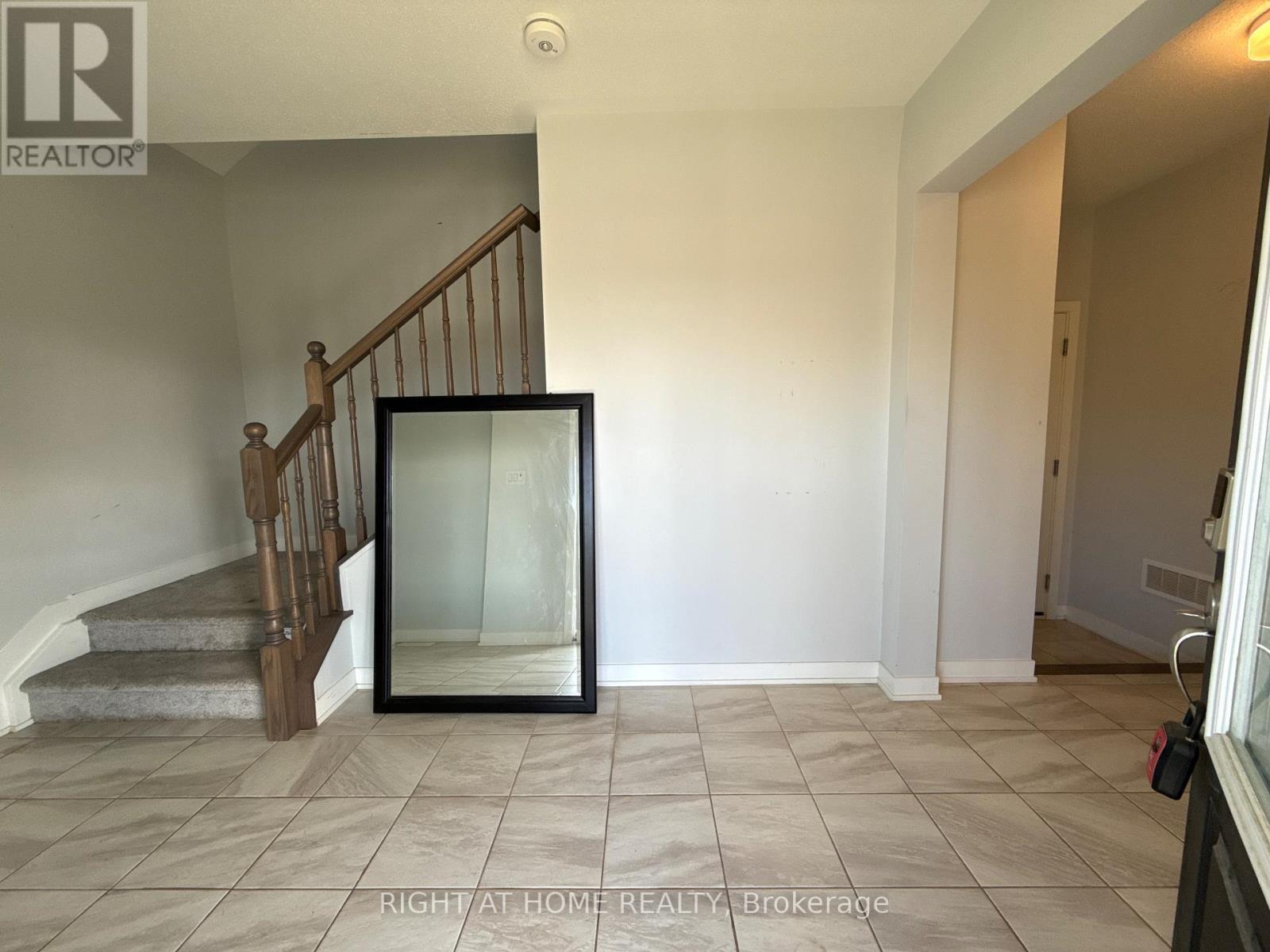 Entranc - 63 Stitch Mews, Ottawa, ON - Indoor Photo Showing Other Room