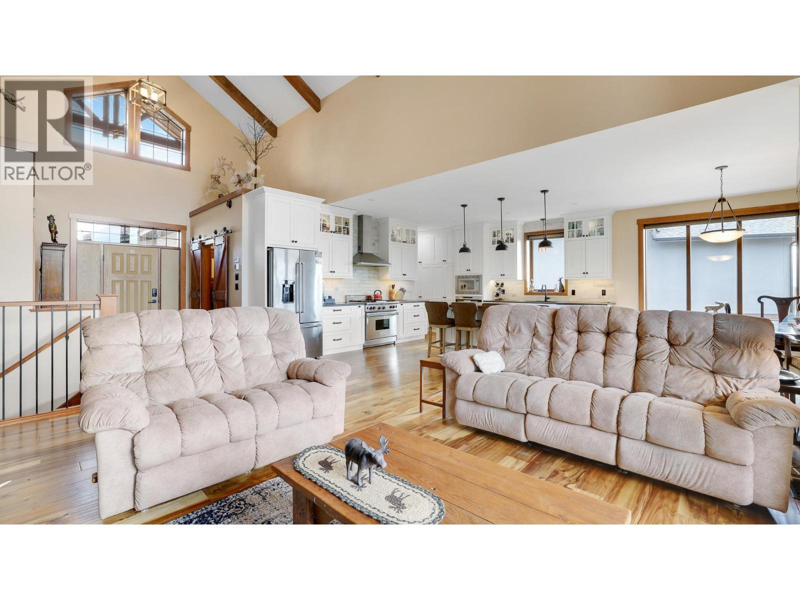 2621 Brewer Ridge Rise, Invermere, BC - Indoor Photo Showing Living Room