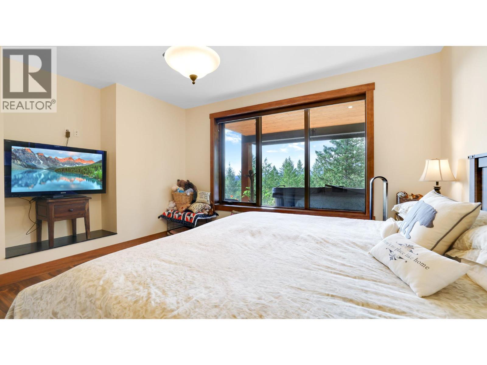 2621 Brewer Ridge Rise, Invermere, BC - Indoor Photo Showing Bedroom