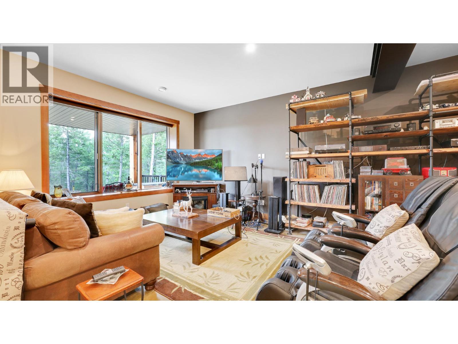 2621 Brewer Ridge Rise, Invermere, BC - Indoor Photo Showing Living Room