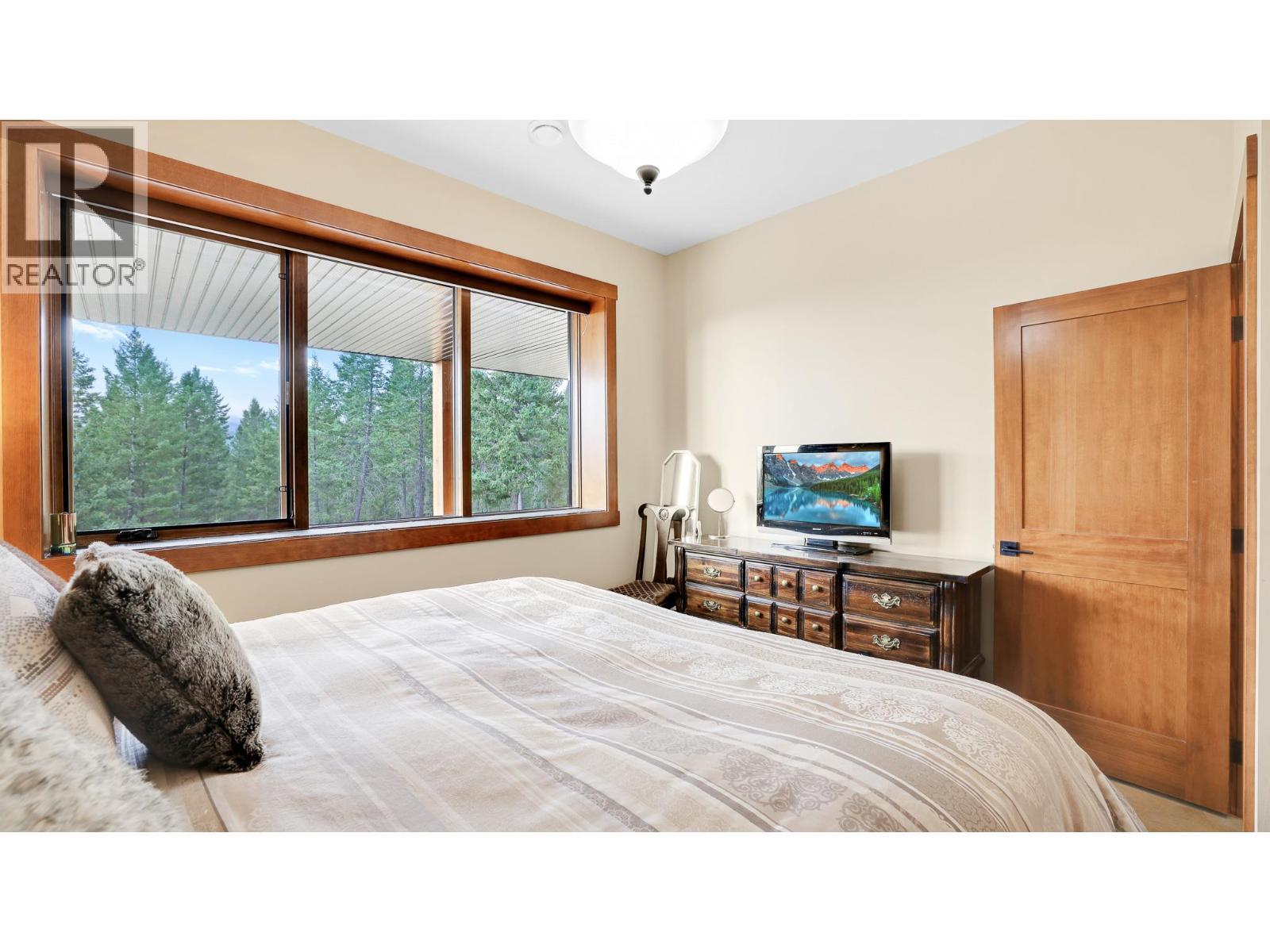 2621 Brewer Ridge Rise, Invermere, BC - Indoor Photo Showing Bedroom
