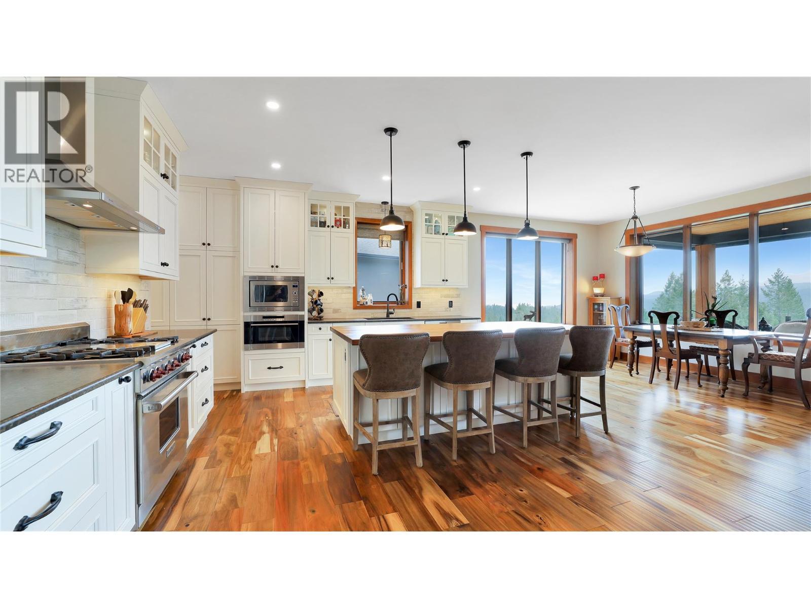 2621 Brewer Ridge Rise, Invermere, BC - Indoor Photo Showing Kitchen With Upgraded Kitchen