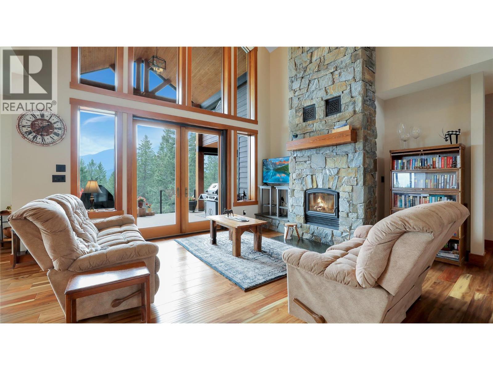 2621 Brewer Ridge Rise, Invermere, BC - Indoor Photo Showing Living Room With Fireplace
