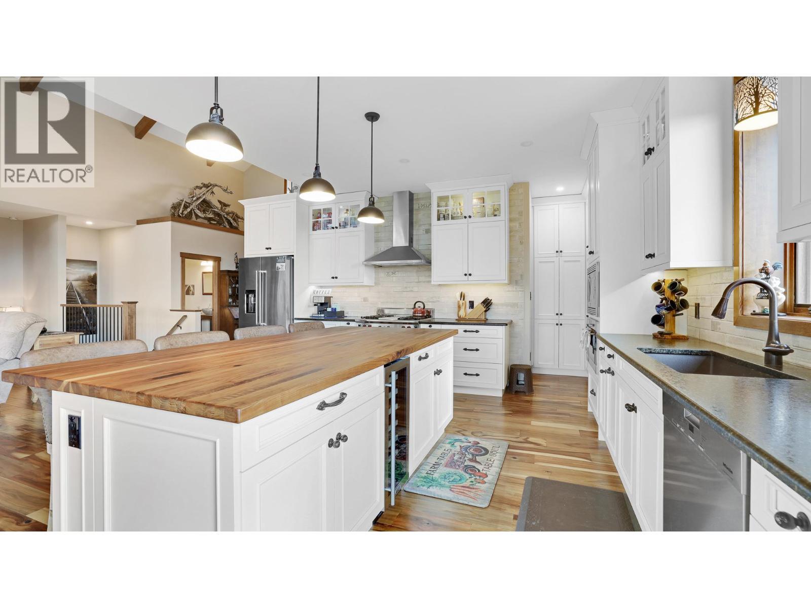 2621 Brewer Ridge Rise, Invermere, BC - Indoor Photo Showing Kitchen With Upgraded Kitchen