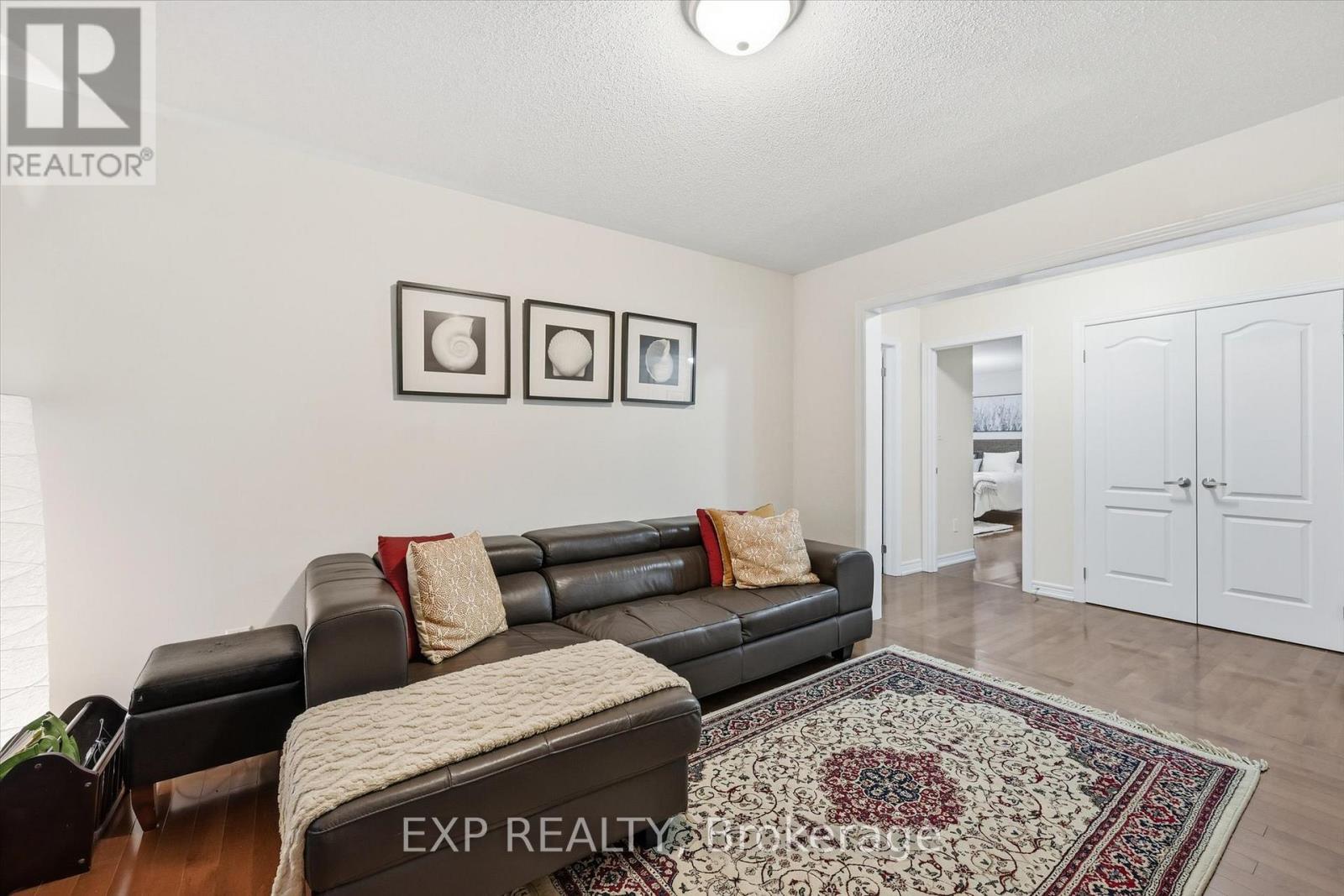 266 Admiral Drive, Oakville, ON - Indoor Photo Showing Living Room