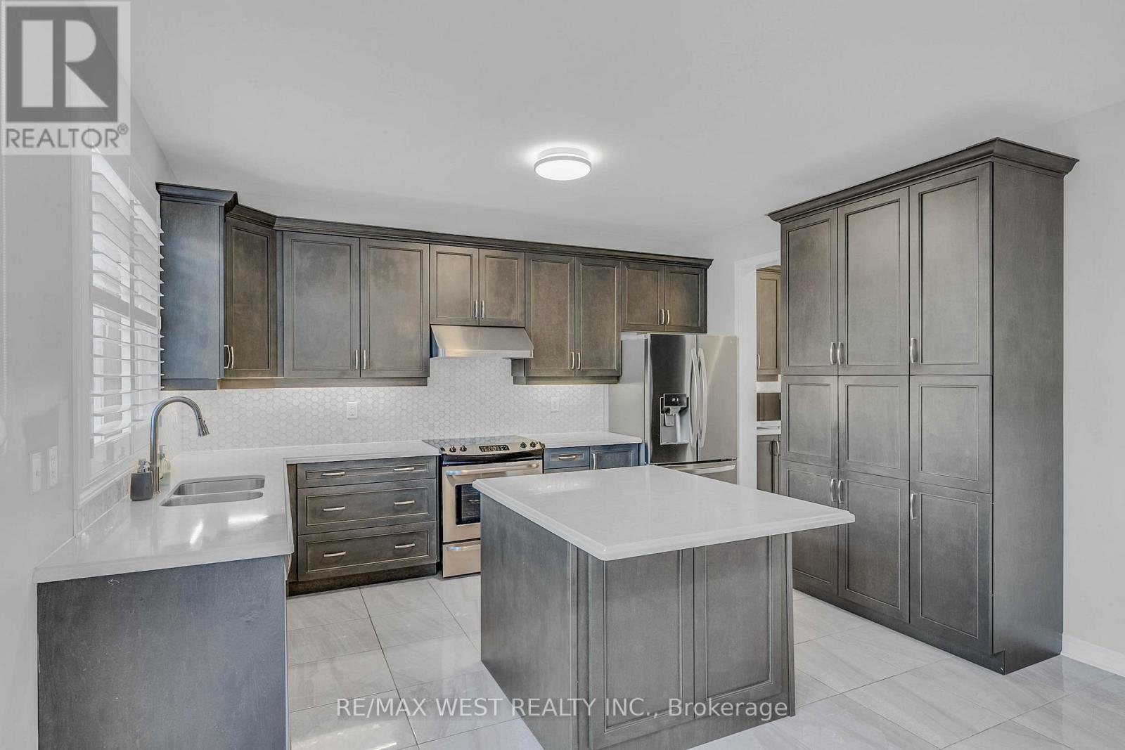 198 Jessie Caverhill Pass, Oakville, ON - Indoor Photo Showing Kitchen With Stainless Steel Kitchen With Double Sink With Upgraded Kitchen