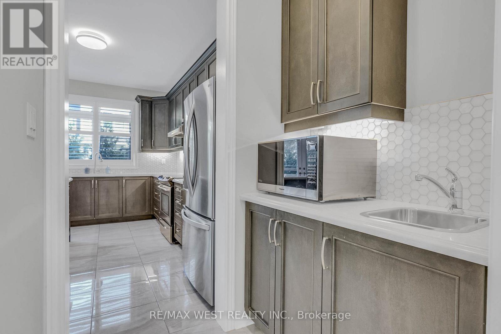198 Jessie Caverhill Pass, Oakville, ON - Indoor Photo Showing Kitchen