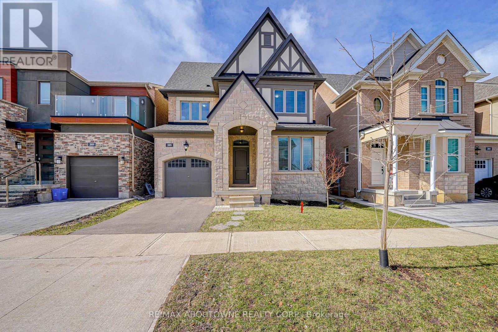 385 Dahlia Trail, Oakville, ON - Outdoor With Facade