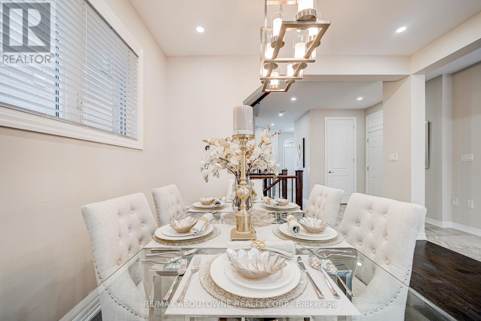 385 Dahlia Trail, Oakville, ON - Indoor Photo Showing Dining Room