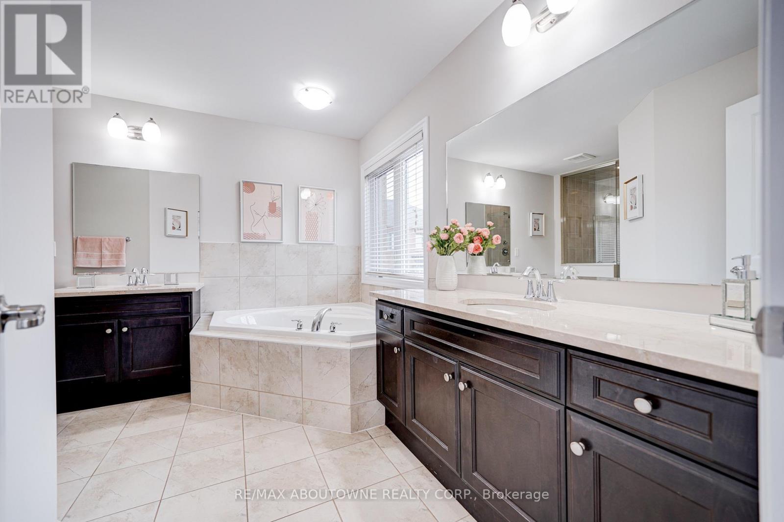 385 Dahlia Trail, Oakville, ON - Indoor Photo Showing Bathroom